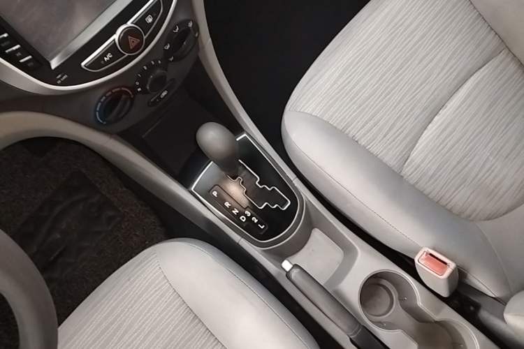 Used Hyundai Verna (older generation) 2016 1.4L Automatic Smart GLS Gear Lever