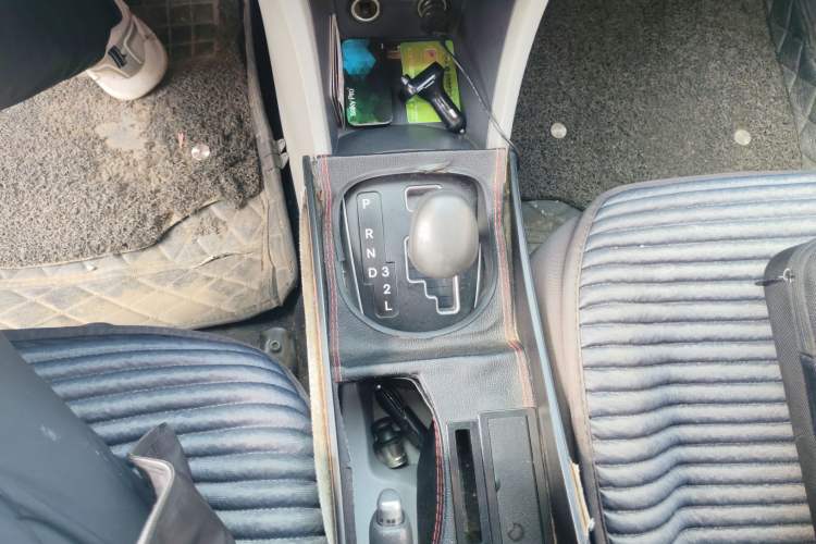 Used Hyundai Verna (older generation) 2016 1.4L Automatic Smart GLS Gear Lever