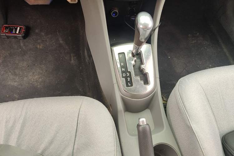 Used Hyundai Verna (older generation) 2016 1.4L Automatic Smart GLS Gear Lever