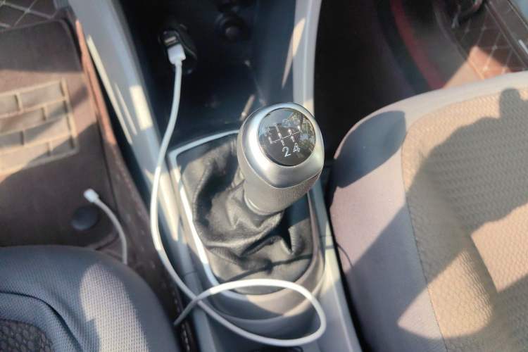 Used Hyundai Verna (older generation) 2016 1.4L Manual Smart GLS Trim Gear Lever