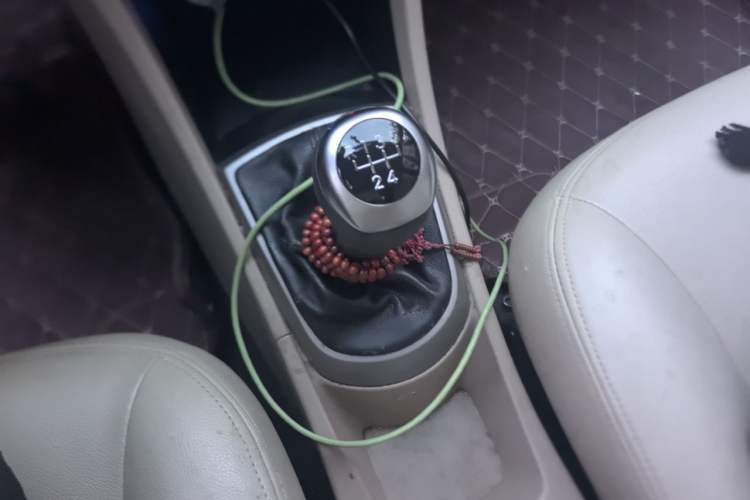 Used Hyundai Verna (older generation) 2016 1.4L Manual Smart GLS Trim Gear Lever