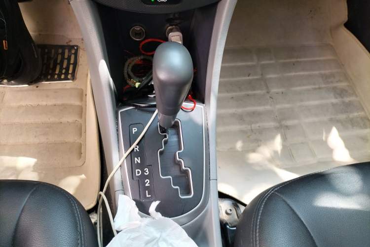 Used Hyundai Verna (older generation) 2016 1.4L Automatic Smart GLS Gear Lever