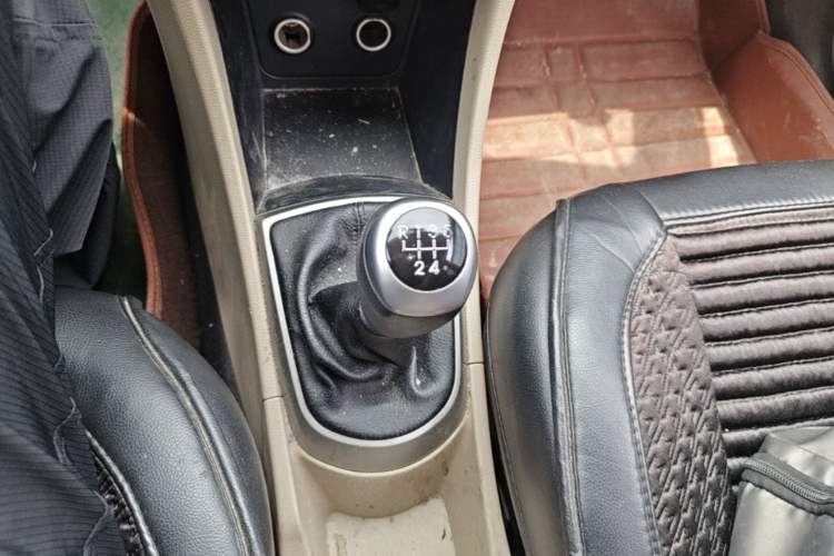 Used Hyundai Verna (older generation) 2016 1.4L Manual Smart GLS Trim Gear Lever