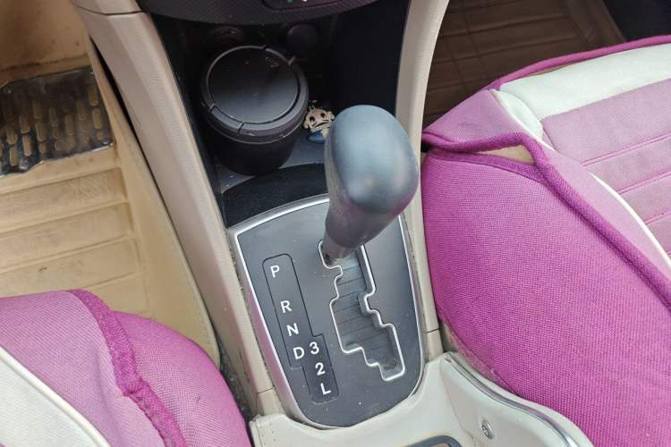 Used Hyundai Verna (older generation) 2016 1.4L Automatic Smart GLS Gear Lever