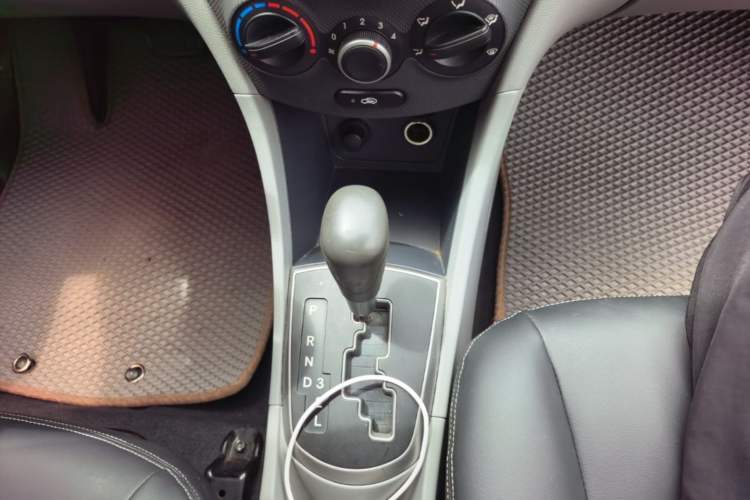 Used Hyundai Verna (older generation) 2016 1.4L Automatic Smart GLS Gear Lever