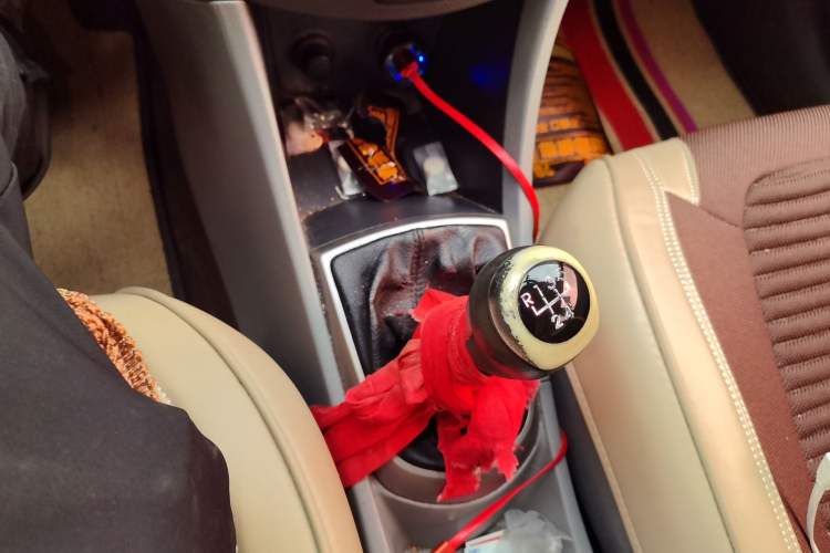 Used Hyundai Verna (older generation) 2016 1.4L Manual Fashion GS Gear Lever