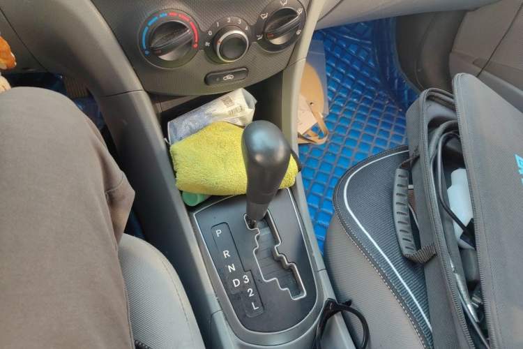 Used Hyundai Verna (older generation) 2016 1.4L Automatic Smart GLS Gear Lever