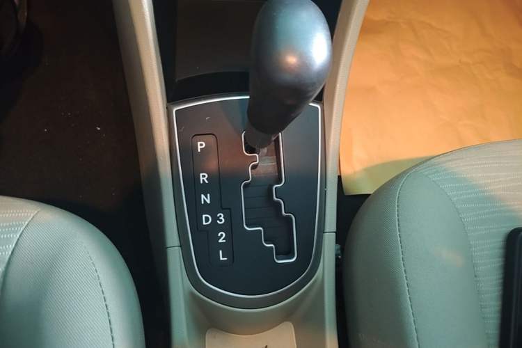Used Hyundai Verna (older generation) 2016 1.4L Automatic Smart GLS Gear Lever