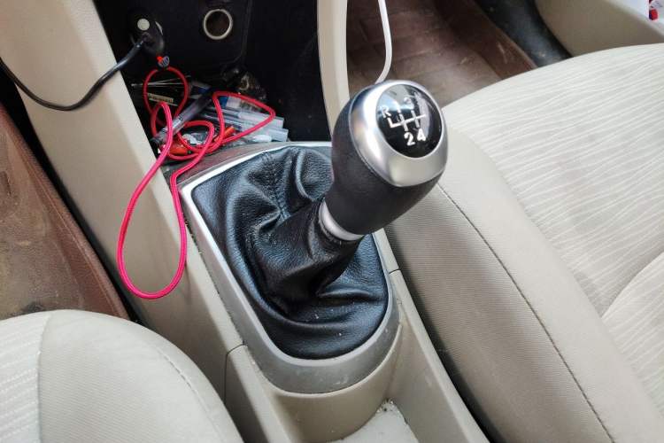 Used Hyundai Verna (older generation) 2016 1.4L Manual Smart GLS Trim Gear Lever