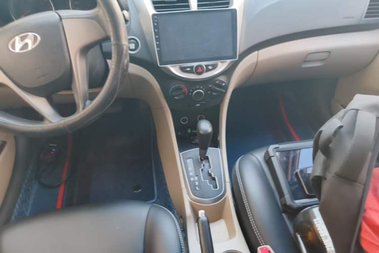 Used Hyundai Verna (older generation) 2016 1.4L Automatic Leading-Edge GLX Gear Lever