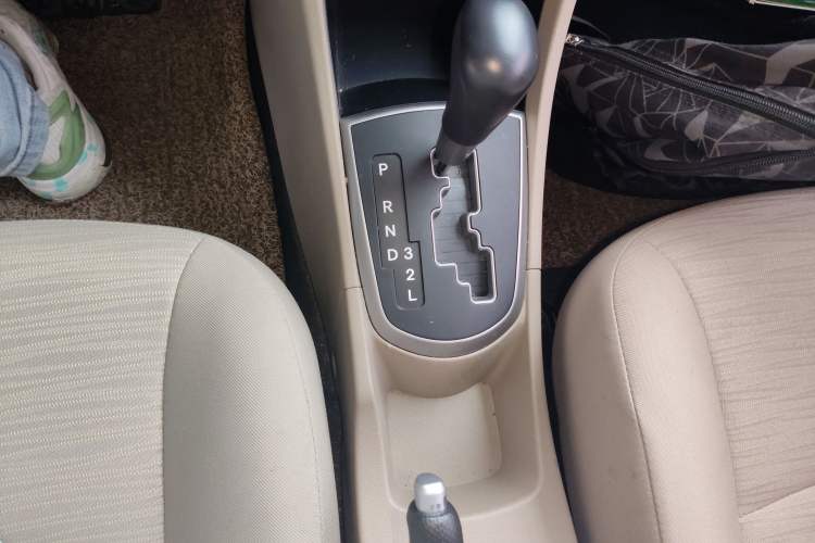 Used Hyundai Verna (older generation) 2016 1.4L Automatic Smart GLS Gear Lever