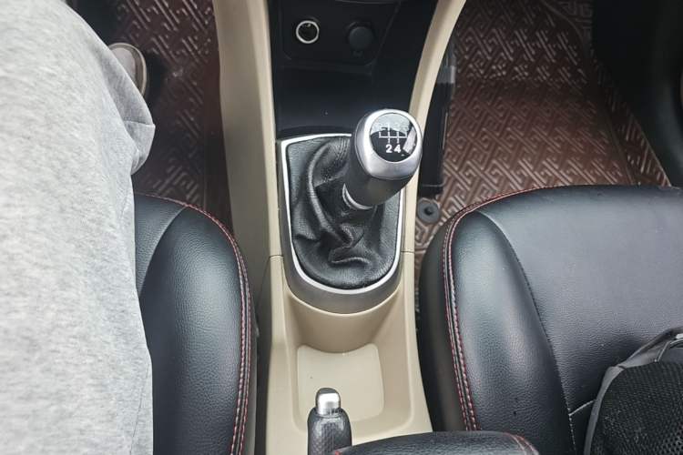 Used Hyundai Verna (older generation) 2016 1.4L Manual Smart GLS Trim Gear Lever