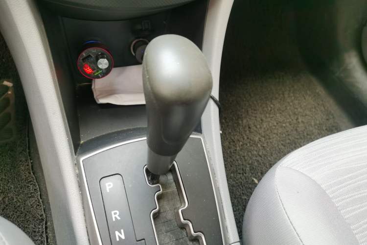 Used Hyundai Verna (older generation) 2016 1.4L Automatic Smart GLS Gear Lever