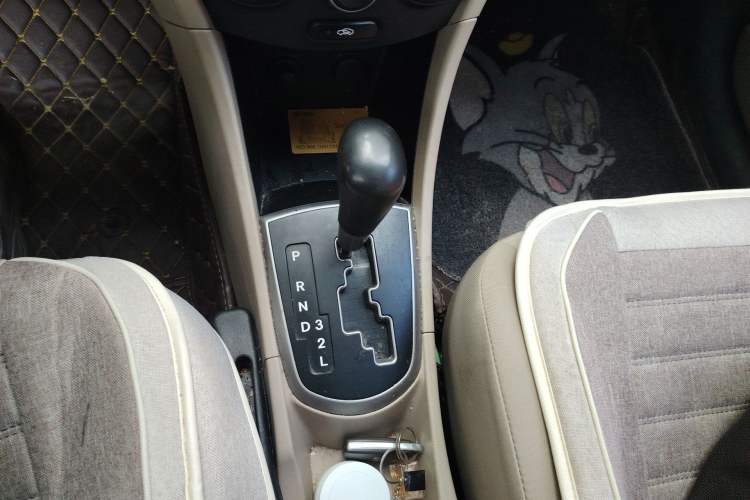 Used Hyundai Verna (older generation) 2016 1.4L Automatic Leading-Edge GLX Gear Lever