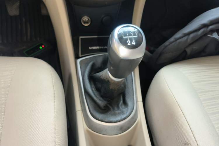 Used Hyundai Verna (older generation) 2016 1.4L Manual Smart GLS Trim Gear Lever