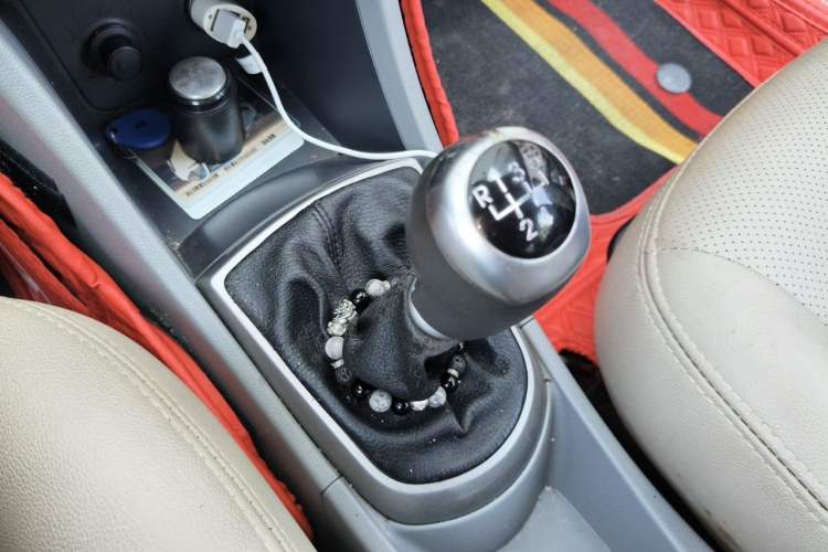 Used Hyundai Verna (older generation) 2016 1.4L Manual Smart GLS Trim Gear Lever