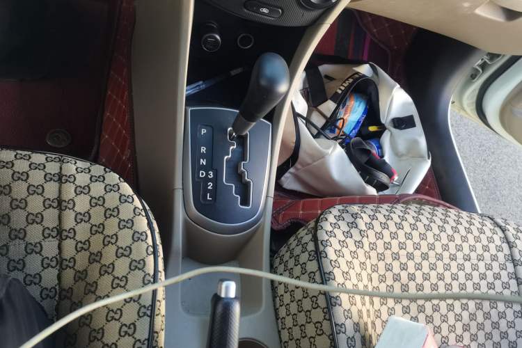 Used Hyundai Verna (older generation) 2016 1.4L Automatic Fashionable GS Model Gear Lever