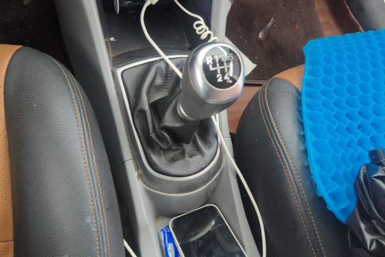 Used Hyundai Verna (older generation) 2016 1.4L Manual Smart GLS Trim Gear Lever