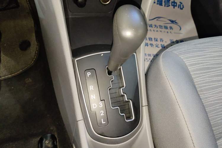 Used Hyundai Verna (older generation) 2016 1.4L Automatic Leading-Edge GLX Gear Lever