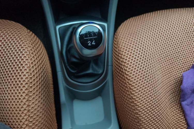 Used Hyundai Verna (older generation) 2016 1.4L Manual Smart GLS Trim Gear Lever