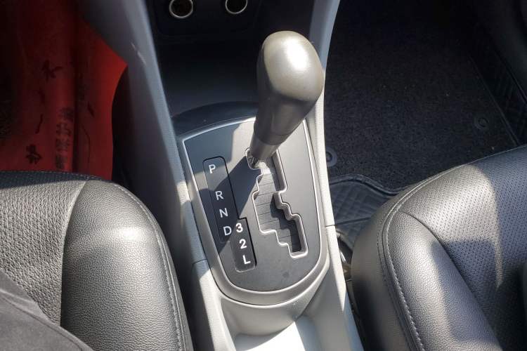 Used Hyundai Verna (older generation) 2016 1.4L Automatic Smart GLS Gear Lever