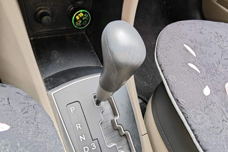 Used Hyundai Verna (older generation) 2016 1.4L Automatic Smart GLS Gear Lever