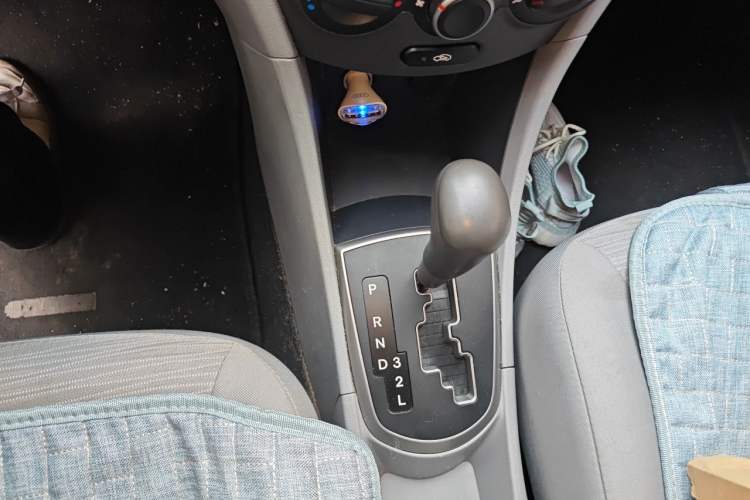 Used Hyundai Verna (older generation) 2016 1.4L Automatic Fashionable GS Model Gear Lever