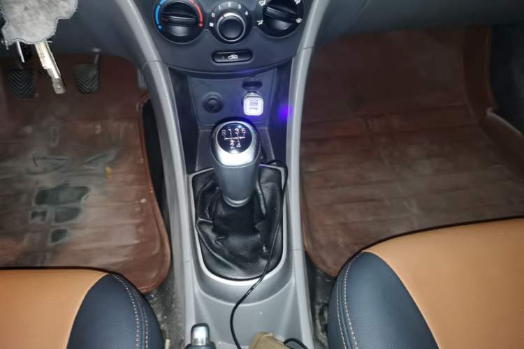 Used Hyundai Verna (older generation) 2016 1.4L Manual Smart GLS Trim Gear Lever