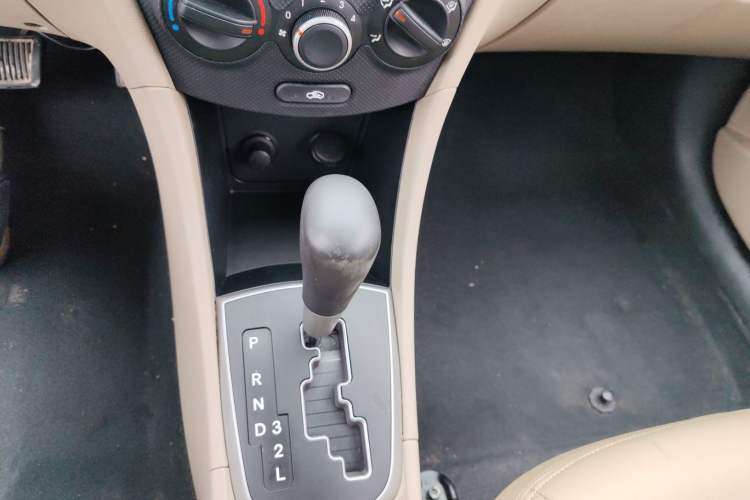 Used Hyundai Verna (older generation) 2016 1.4L Automatic Smart GLS Gear Lever