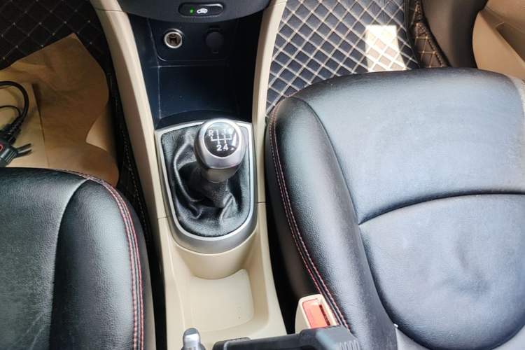 Used Hyundai Verna (older generation) 2016 1.4L Manual Smart GLS Trim Gear Lever