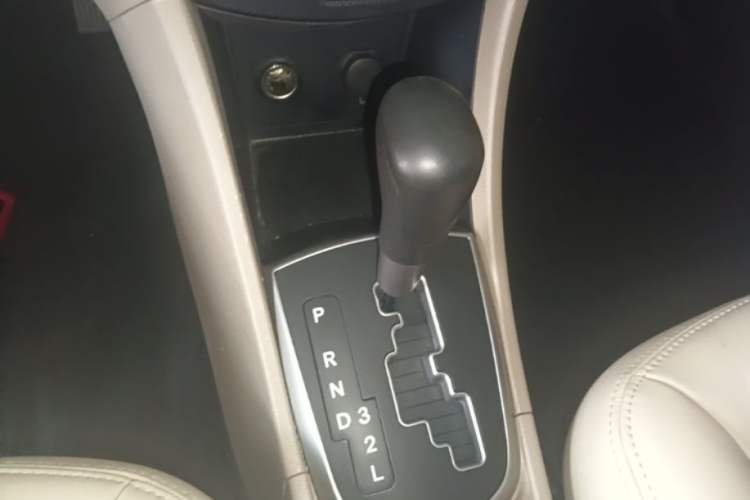 Used Hyundai Verna (older generation) 2016 1.4L Automatic Smart GLS Gear Lever