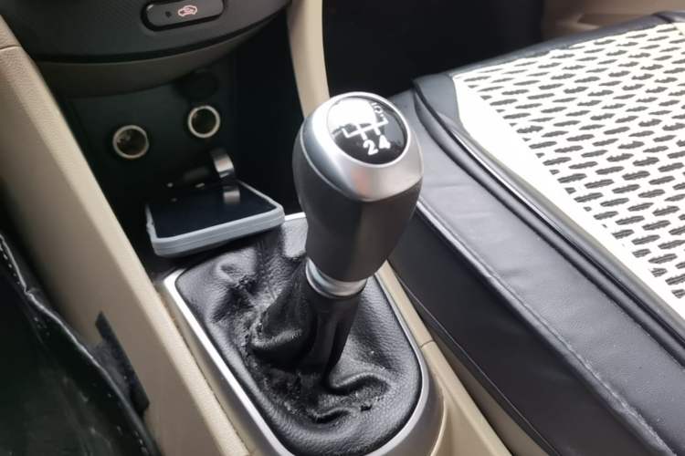 Used Hyundai Verna (older generation) 2016 1.4L Manual Smart GLS Trim Gear Lever