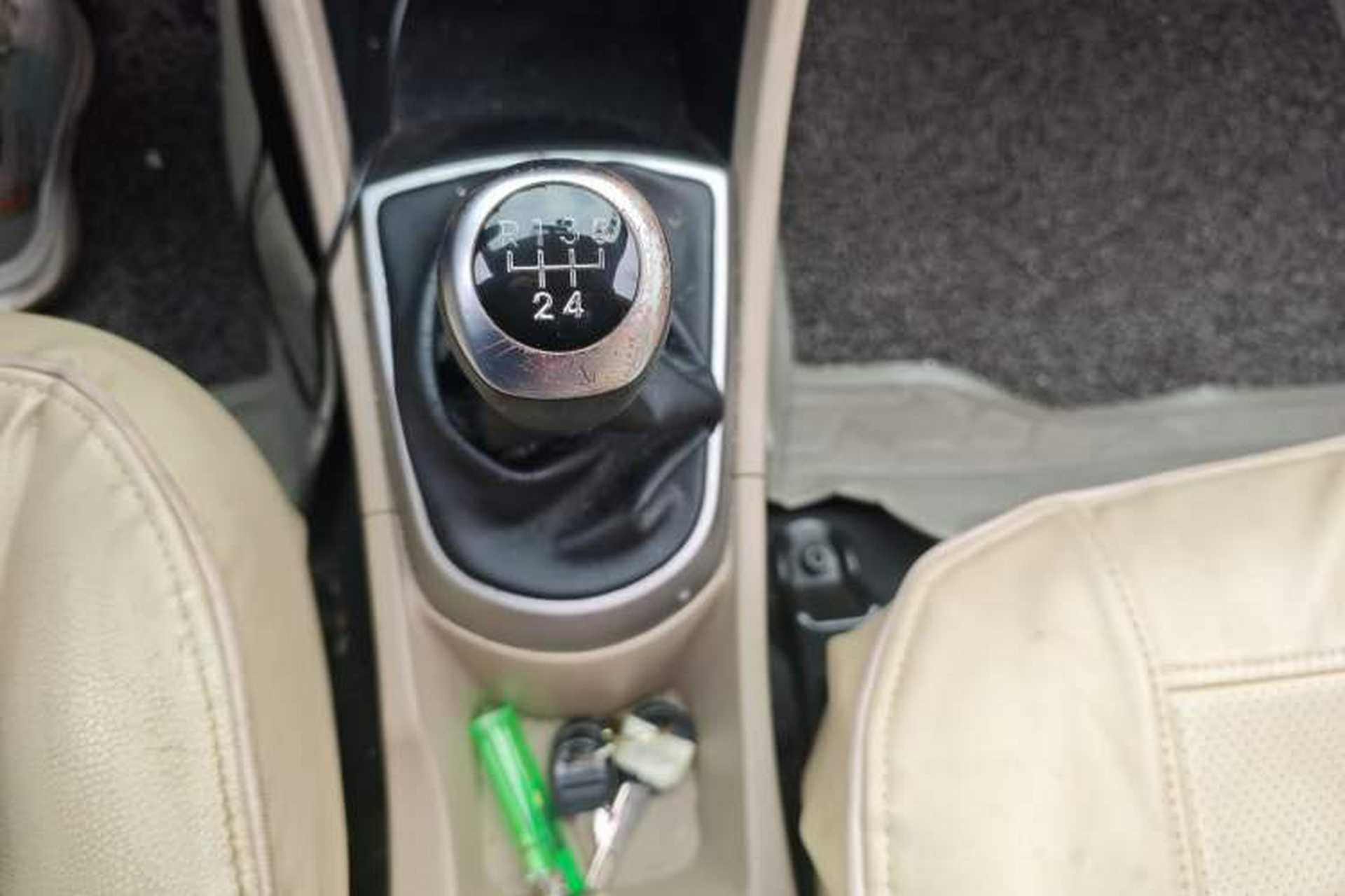 Used Hyundai Verna (older generation) 2016 1.4L Manual Smart GLS Trim Gear Lever