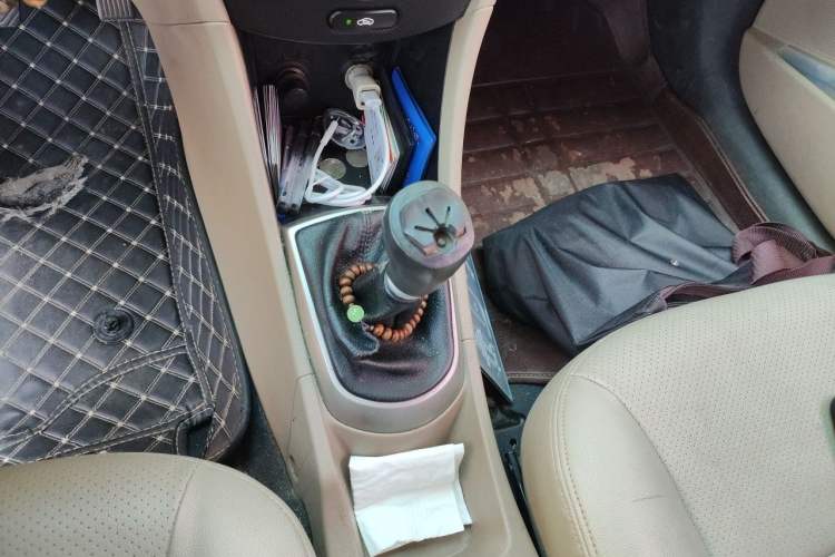 Used Hyundai Verna (older generation) 2016 1.4L Manual Smart GLS Trim Gear Lever