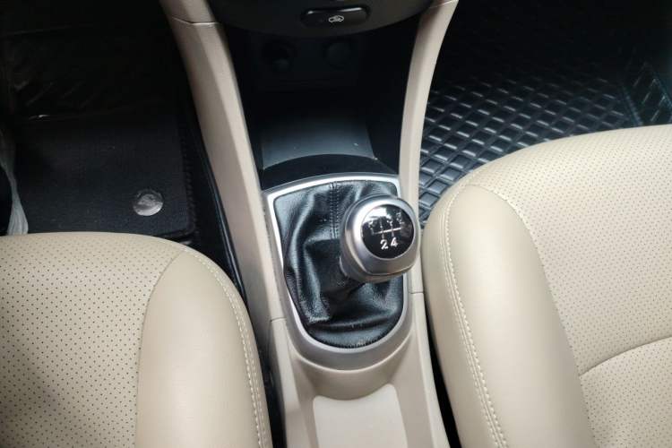 Used Hyundai Verna (older generation) 2016 1.4L Manual Smart GLS Trim Gear Lever