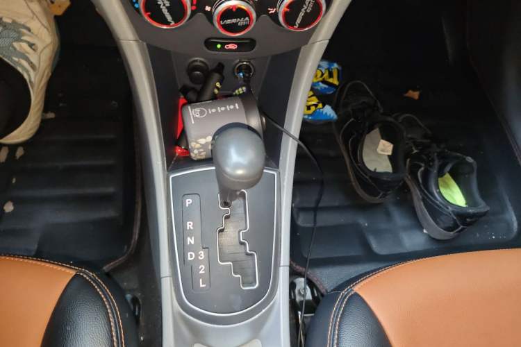 Used Hyundai Verna (older generation) 2016 1.4L Automatic Smart GLS Gear Lever