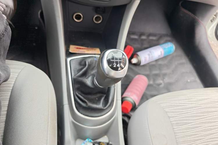 Used Hyundai Verna (older generation) 2016 1.4L Manual Smart GLS Trim Gear Lever