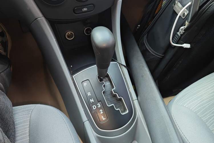 Used Hyundai Verna (older generation) 2016 1.4L Automatic Smart GLS Gear Lever