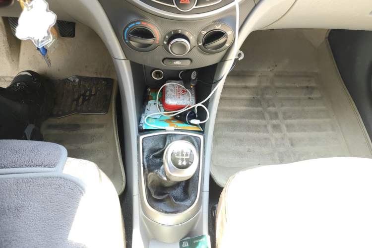 Used Hyundai Verna (older generation) 2016 1.4L Manual Smart GLS Trim Gear Lever