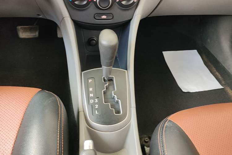 Used Hyundai Verna (older generation) 2016 1.4L Automatic Smart GLS Gear Lever