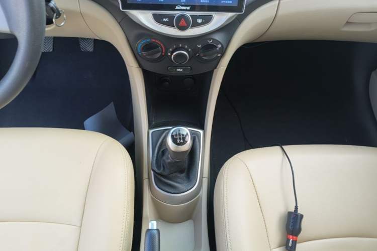 Used Hyundai Verna (older generation) 2016 1.4L Manual Smart GLS Trim Gear Lever