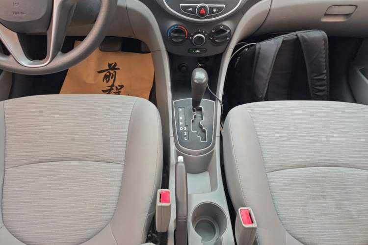 Used Hyundai Verna (older generation) 2016 1.4L Automatic Leading-Edge GLX Gear Lever