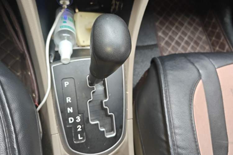 Used Hyundai Verna (older generation) 2016 1.4L Automatic Smart GLS Gear Lever