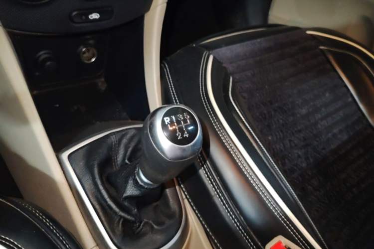 Used Hyundai Verna (older generation) 2016 1.4L Manual Smart GLS Trim Gear Lever