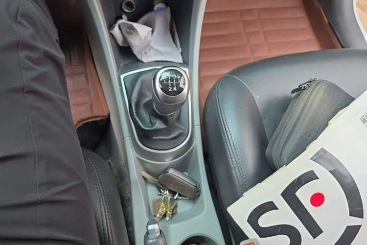 Used Hyundai Verna (older generation) 2016 1.4L Manual Smart GLS Trim Gear Lever