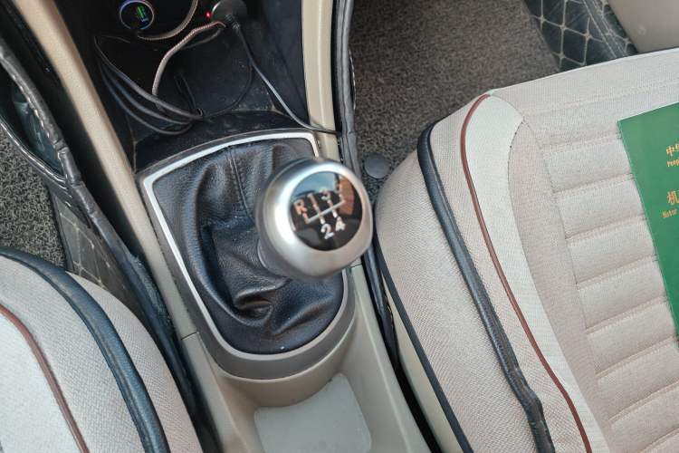 Used Hyundai Verna (older generation) 2016 1.4L Manual Smart GLS Trim Gear Lever