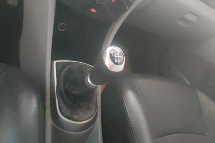 Used Hyundai Verna (older generation) 2016 1.4L Manual Smart GLS Trim Gear Lever