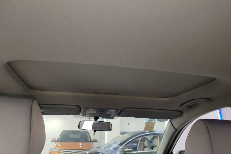 Used Hyundai Verna (older generation) 2016 1.4L Automatic Leading-Edge GLX Headliner