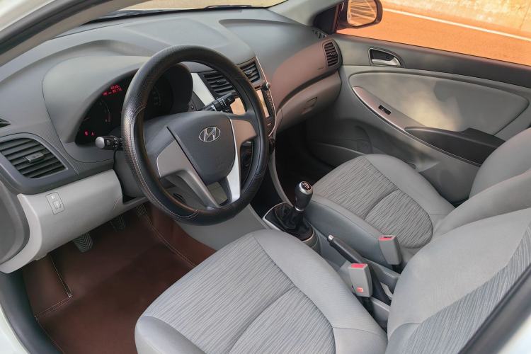 Used Hyundai Verna (older generation) 2016 1.4L Manual Smart GLS Trim Interior 15