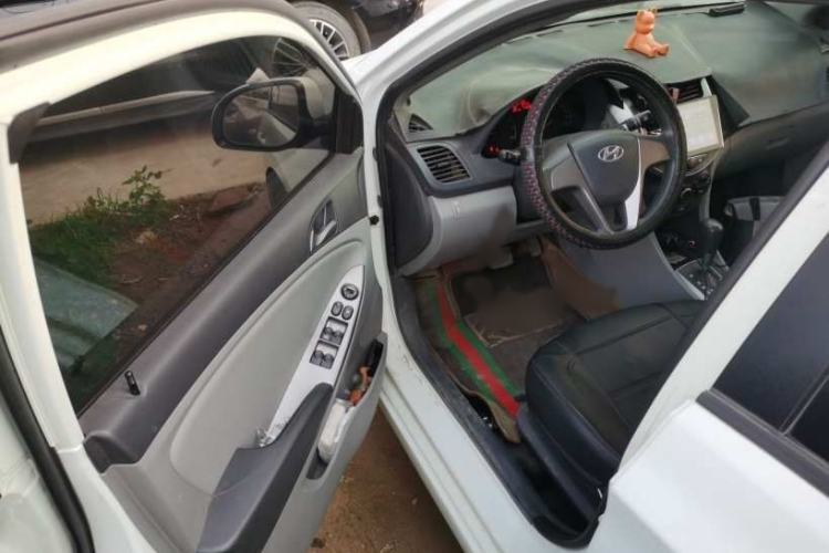Used Hyundai Verna (older generation) 2016 1.4L Automatic Smart GLS Interior 2